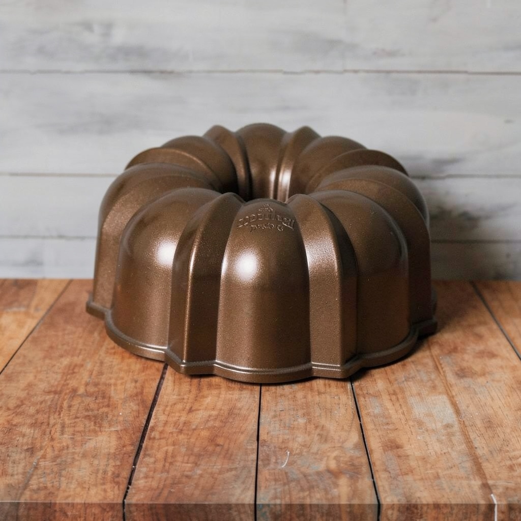 Nordic Ware Original Bundt, 12-Cup, Bronze