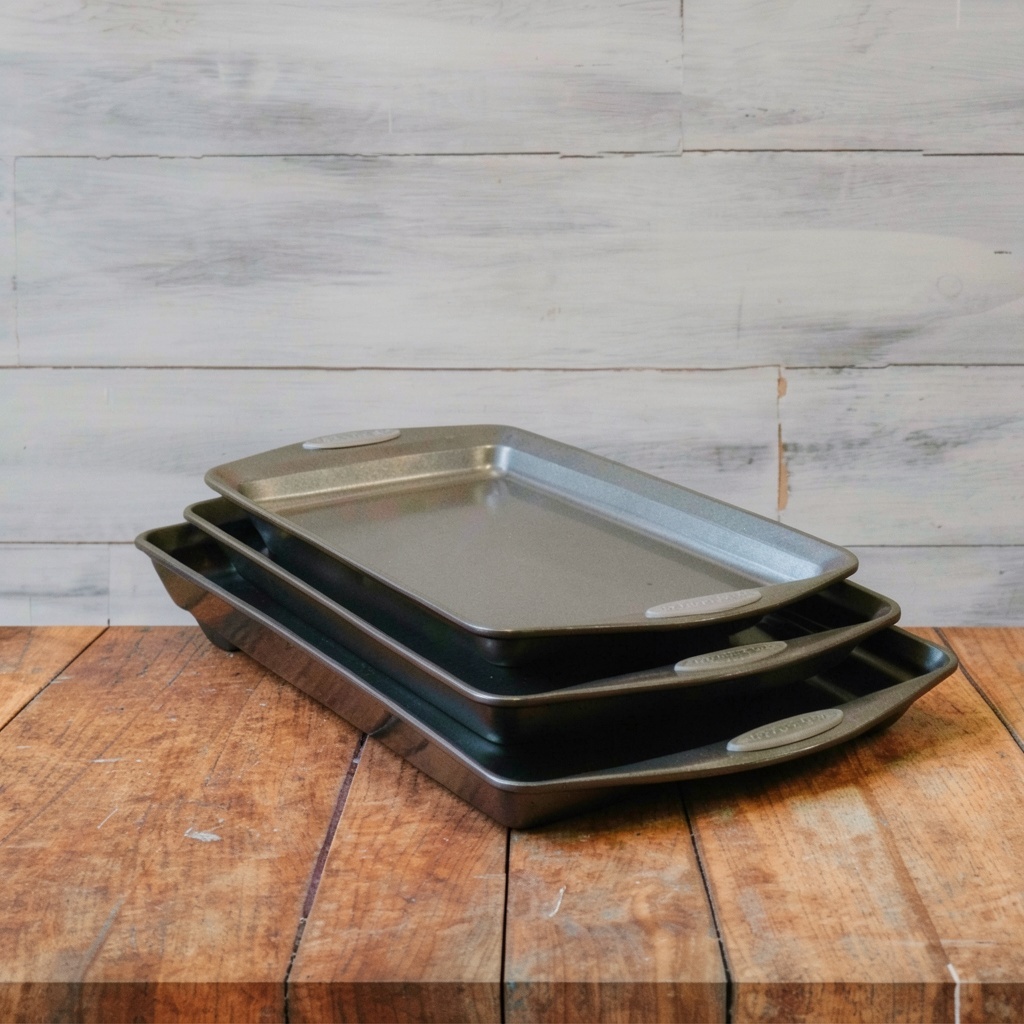 Rachael Ray Nonstick Bakeware Set with Grips (3 Piece)